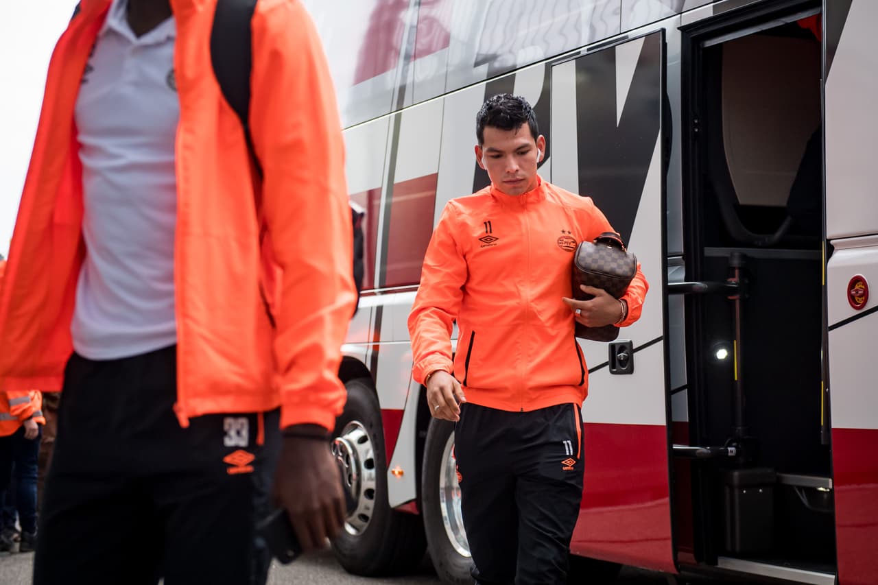 Hirving Lozano en su llegada al estadio para enfrentar al Twente.