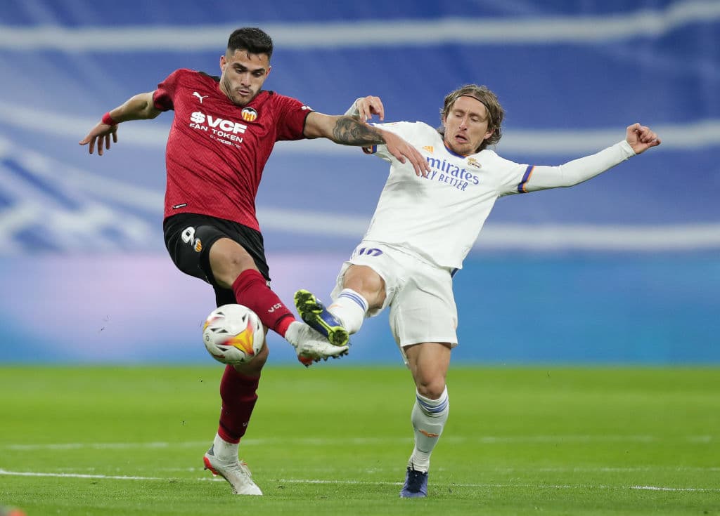 Con dobletes de Karim Benzema y Vinicius Junior, el Real madrid camina a la victoria 4-1 sobre el Valencia.