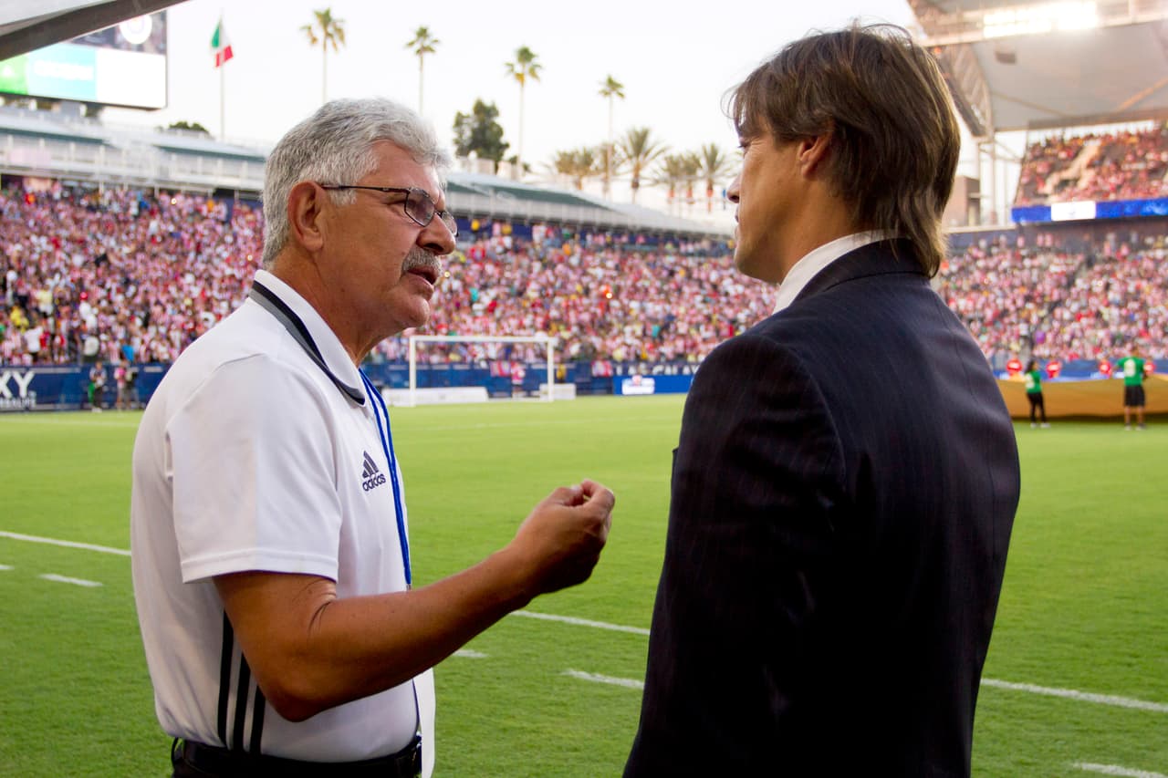 Ricardo Ferretti y Matias Almeyda con el saludo protocolario antes de comenzar el juego.