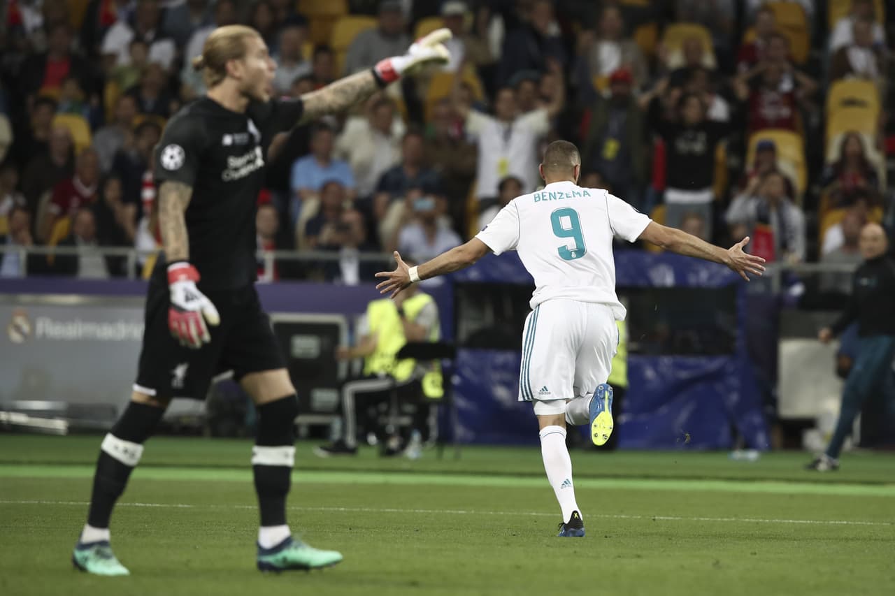 Real Madrid's French forward Karim Benzema (R) celebrates after scoring a goal during the UEFA Champions League final football match between Liverpool and Real Madrid at the Olympic Stadium in Kiev, Ukraine on May 26, 2018. (Photo by Isabella BONOTTO / Update Images Press / AFP) (Photo credit should read ISABELLA BONOTTO/AFP/Getty Images)