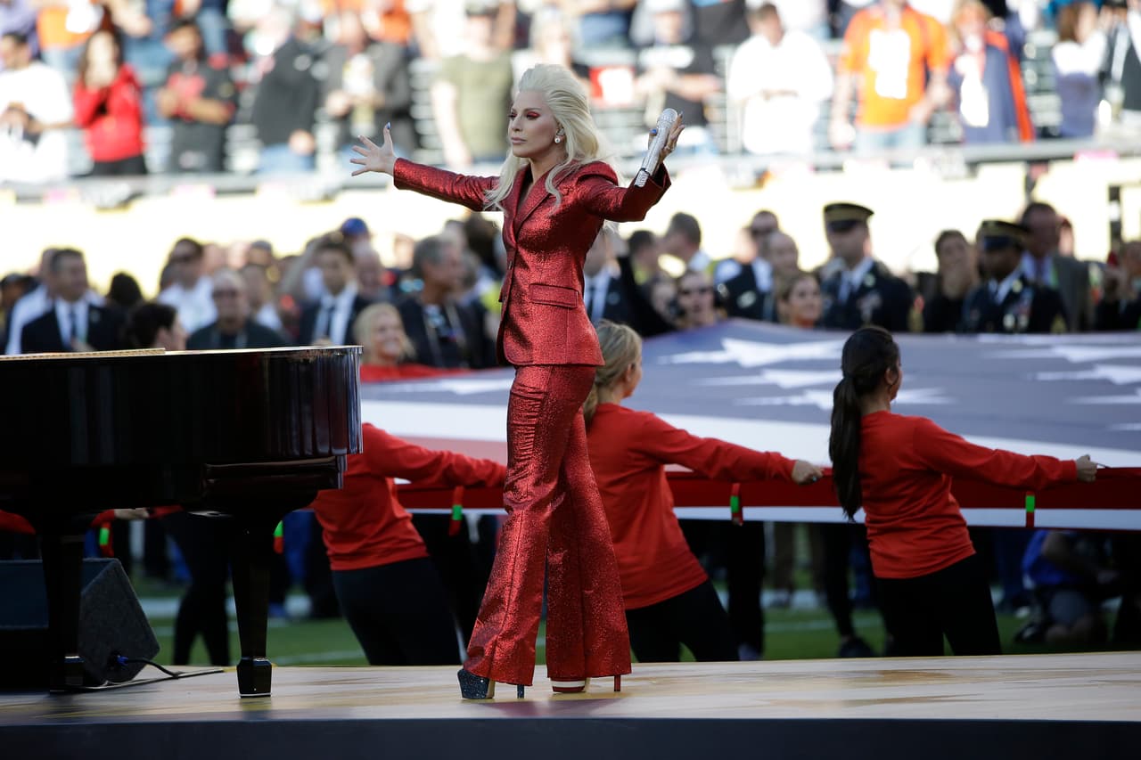 La hermosa voz de Lady Gaga entonó el Himno de los EEUU en la apertura del Super Bowl 50. Aquí las mejores tomas.
