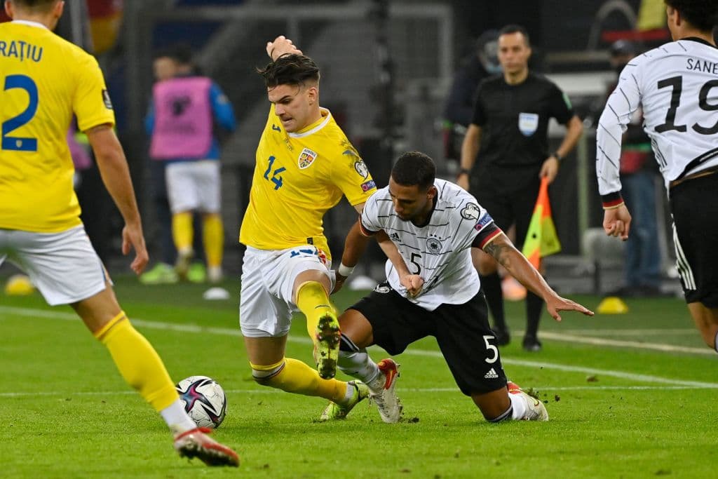 Serge Gnabry y Thomas Mueller le dan la alegría a la Alamenia y remontan 2-1 a Rumania.