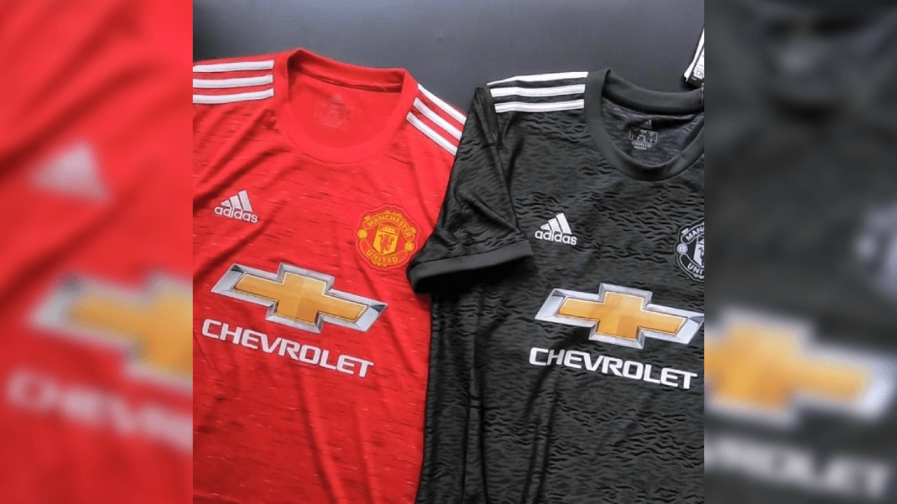 La típica playera roja continuará usándose cuando los Red Devils sean locales y la negra cuando lo hagan fuera de Old Trafford, ambos diseños sin idénticos, solo cambia el color.