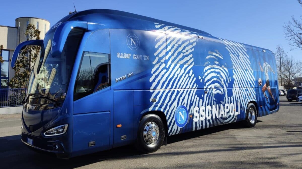 Con Maradona como protagonista, Napoli presume su nuevo autobús