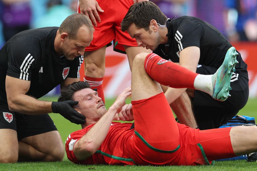 Kieffer Moore debió ser atendido y aunque alertó a su equipo, pudo continuar en el partido.