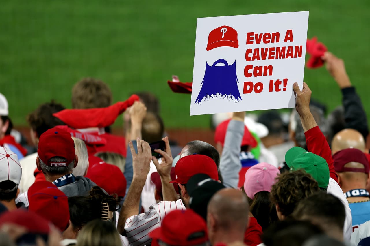 Philadelphia Phillies se llevó el tercer juego de la Serie Mundial para tomar ventaja de 2-1 sobre Houston Astros, que tuvo a José Urquidy en la lomita.