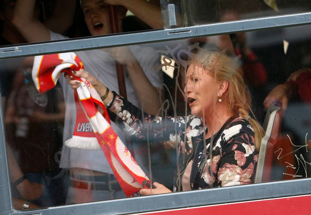 Los aficionados del Liverpool se tomaron las calles de Roma y montaron una gran fiesta en la previa del partido de Champions League entre su equipo y la Loba. Familiares, amigos, recién conocidos, todos se unieron para teñir de rojo la capital italiana.
