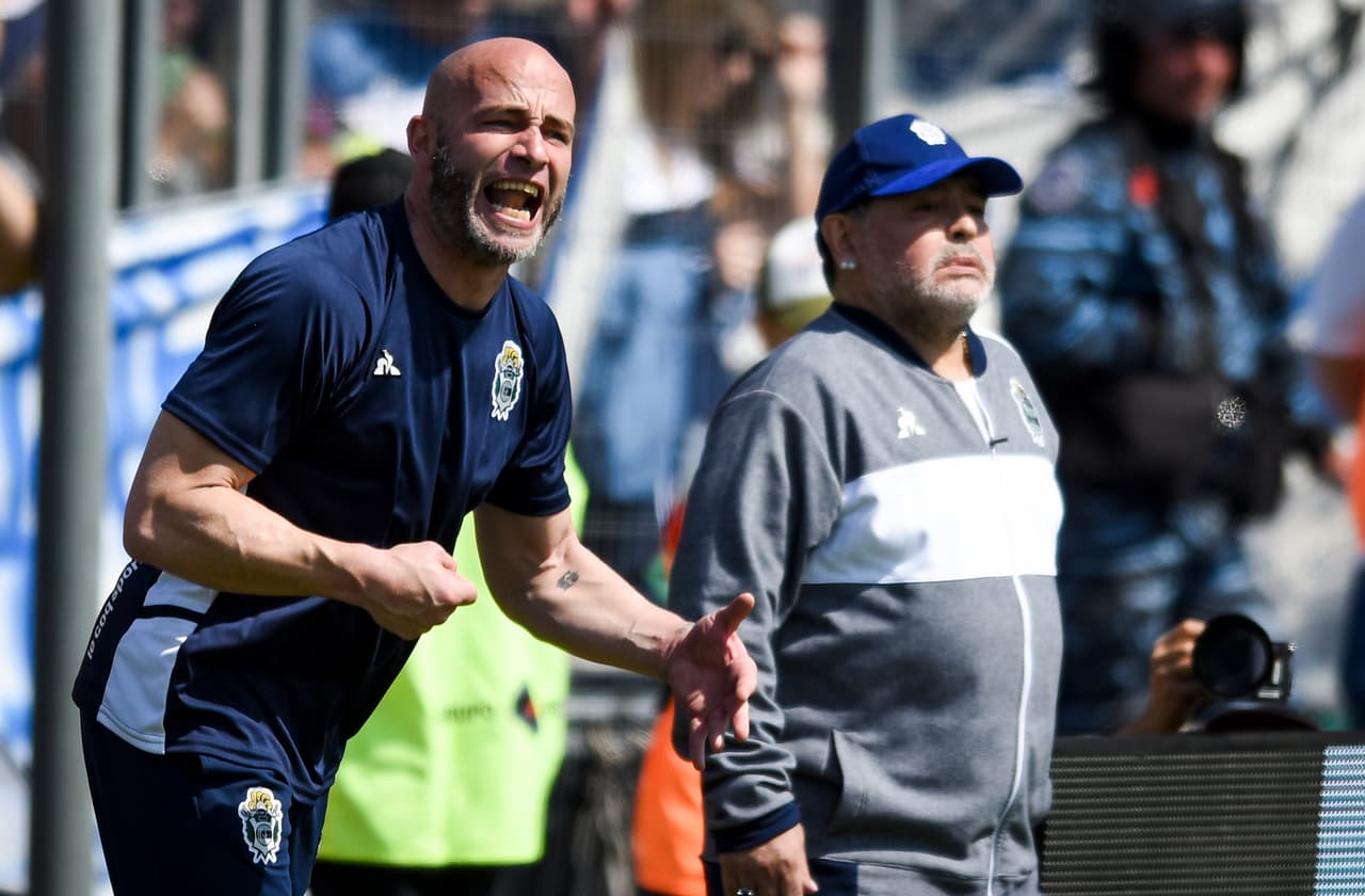 Con decepción mira el primer tanto de Racing, logrado por Diego González.