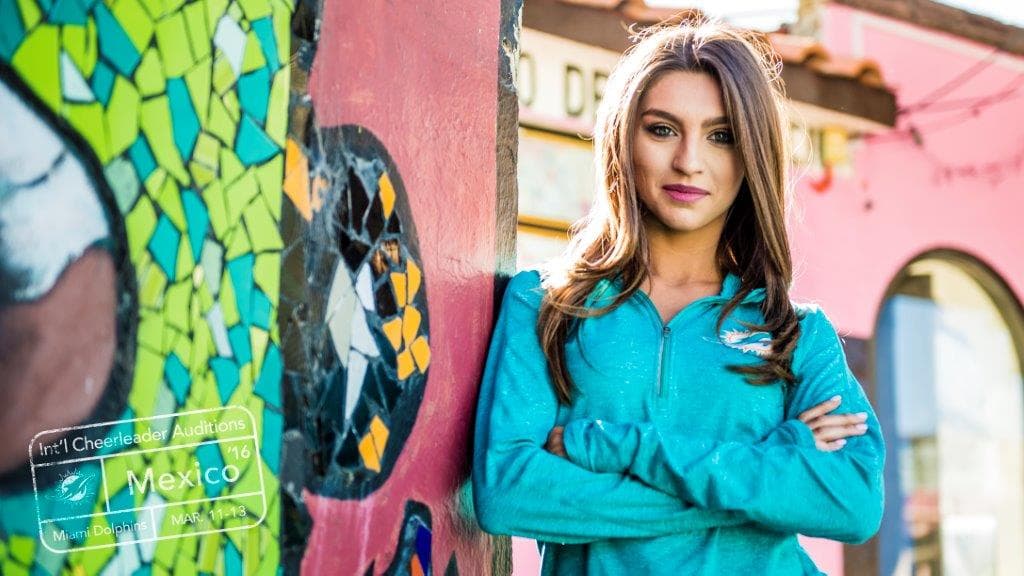 Este es el segundo año de Adrianna como porrista de los Dolphins, y estuvo muy contenta de apoyar a las candidatas mexicanas.