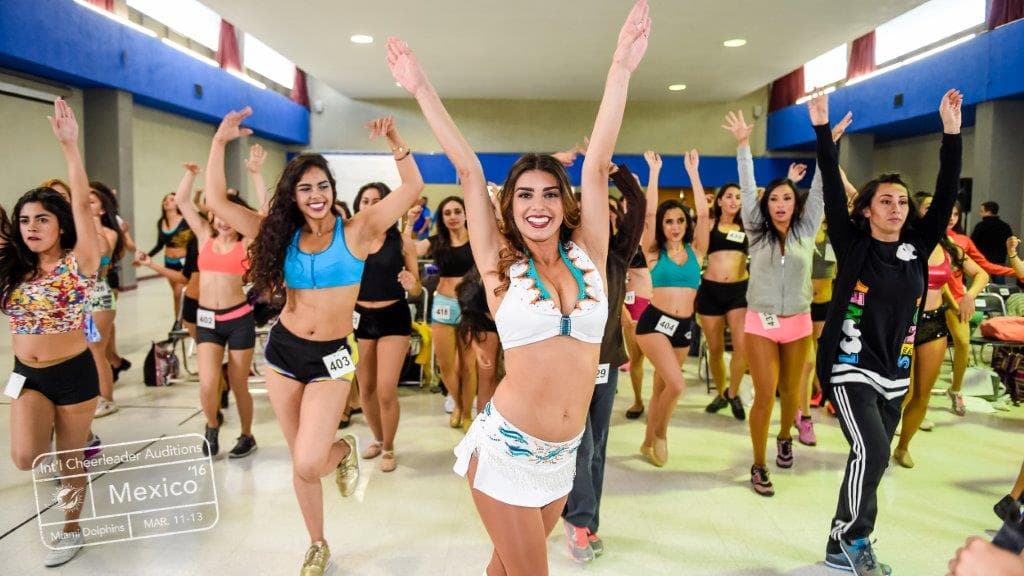 Las porristas de los Dolphins les enseñaron cómo desenvolverse y animar al público.