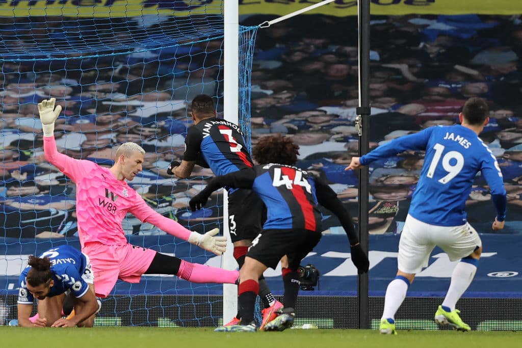 Everton empata 1-1 al Crystal Palace. Con un derechazo del colombiano James Rodríguez quien, con esta anotación, alcanza su gol número 100 en Europa, los 'Toffes' se ponían arriba, pero fue al minuto 86 que Michy Batshuayi se encargó de igualar el marcador en Goodison Park, durante la Jornada 30 de la Premier League.