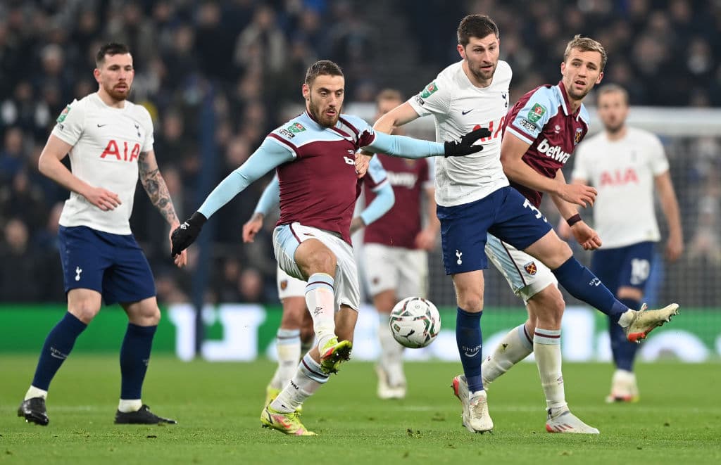 Chelsea vence tranquilamente 0-2 al Brentford, Liverpool sufre frente al Leicester City y tras un empate 3-3 consiguen el pase en la tanda de penaltis, Tottenham sabe aprovechar su localía y vencen 2-1 al west Ham United.