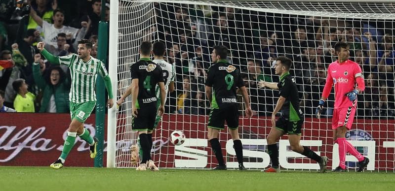 Betis celebró su clasificación a los Octavos de Final de la Copa del Rey con triunfo en casa 3-0 sobre Racing de Santander y dominio en el marcador global por 4-0.