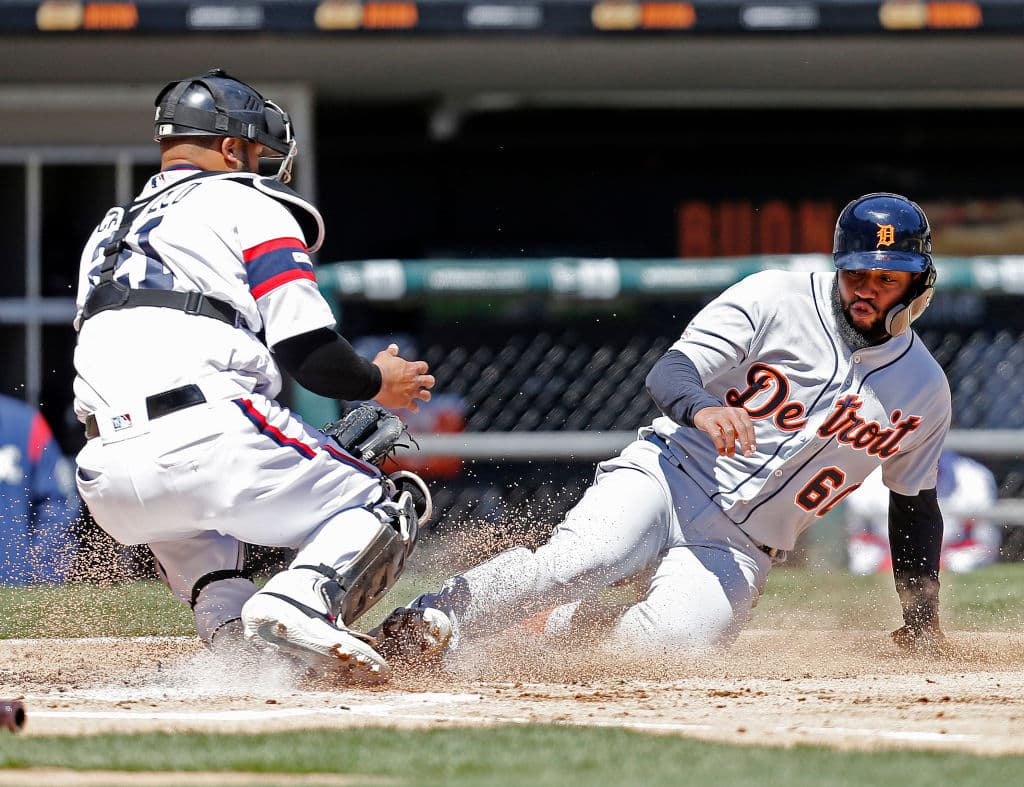 Ronny Rodriguez de los Detroit Tigers anota ante la presencia del receptor Welington Castillo tras un doblete de Grayson Greiner en el segundo episodio, uno de los únicos dos imparables que consiguió la ofensiva de la novena de la 'Ciudad Motor'.