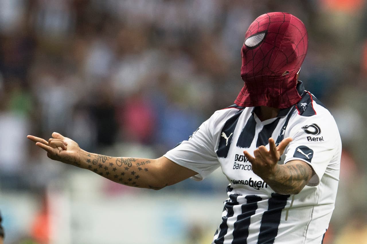 <b>Edwin Cardona </b>– El delantero festejó con la máscara de spiderman luego de anotar en la goleada de 4-0 del Pachuca al Veracruz en 2016.