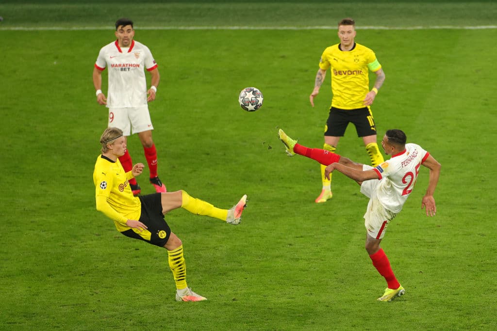 Sevilla presionó los primero minutos, pero Erling Haaland (35’, 54’) abrió el marcador y creció la diferencia desde los once pasos. En-Nesyri (68’, 90+6’) acortaba la diferencia marcando por la vía penal y en el último suspiro llegaba su doblete. El marcador global quedó 5-4 favorable al conjunto germano.