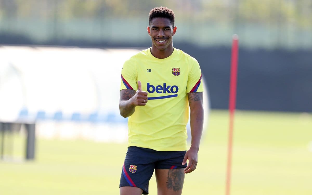 Los jugadores entrenan con distancia de seguridad y hacen ejercicios con y sin balón.