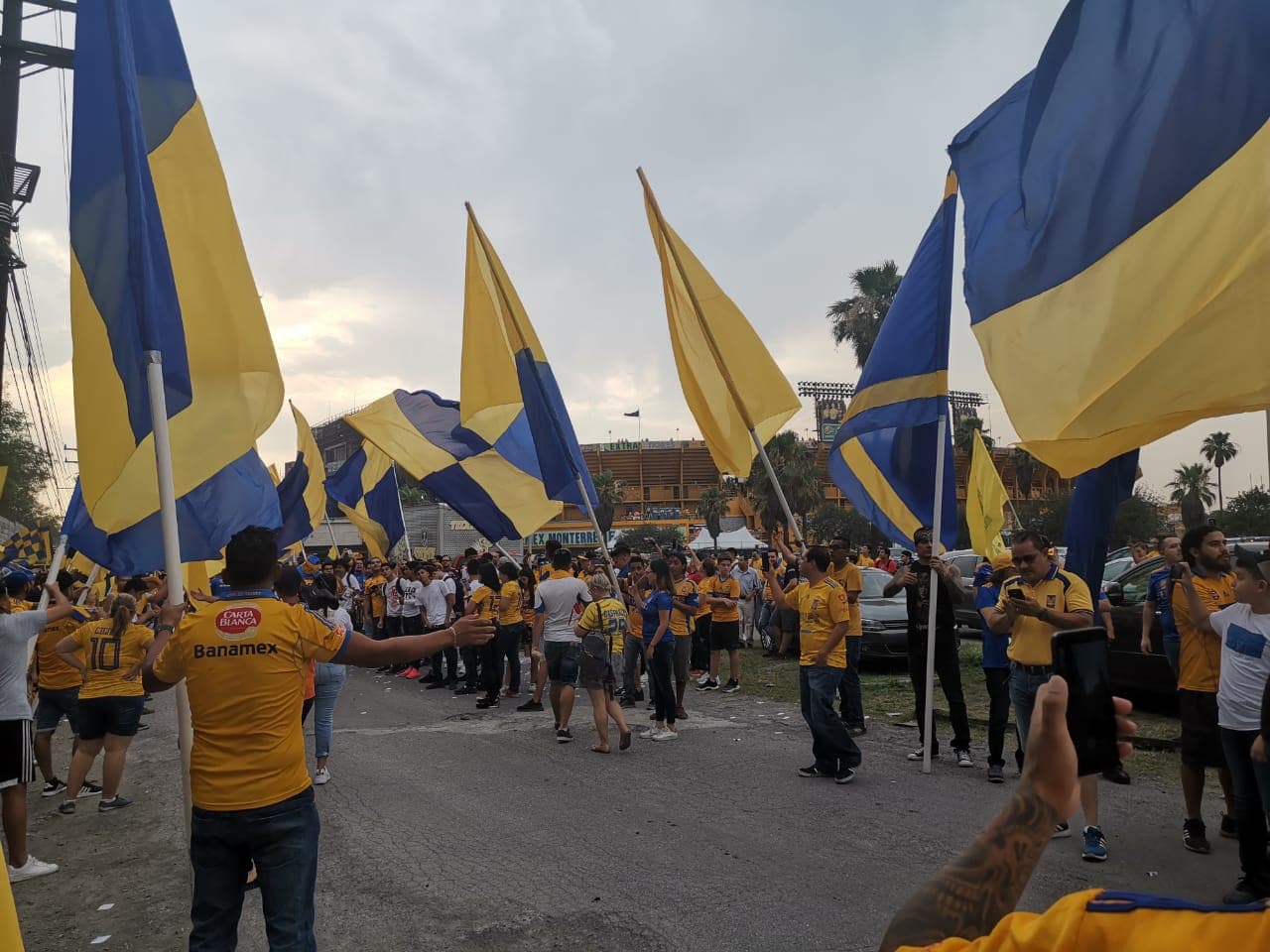 Fantástico ambiente el que crearon los fieles aficionados de los Tigres ante la llegada de su amado equipo a los alrededores del Estadio Universitario. ¡Miren qué colorido!