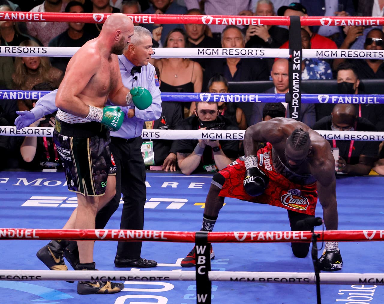 Round del Año: Fury vs. Wilder III (R4). El cuarto asalto de la trilogía dejó a todos al borde de sus asientos cuando ambos peleadores visitaron la lona para firmar el round más emocionante del 2021.