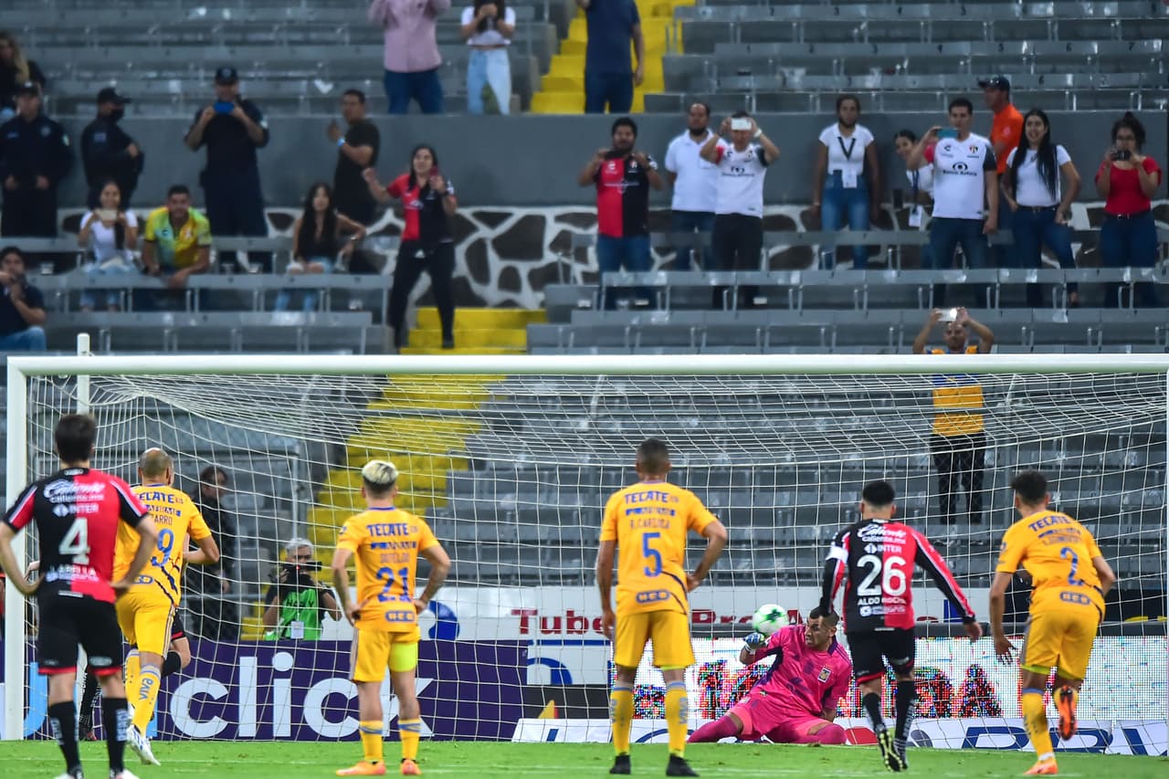 Atlas hizo valer su condición de local en el Estadio Jalisco y lleva ventaja para la vuelta de la Semifinal ante Tigres en el Universitario.