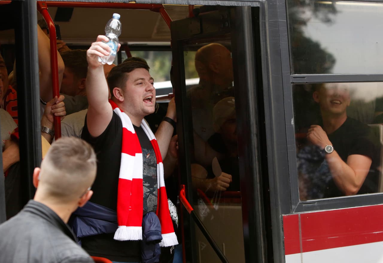 Los aficionados del Liverpool se tomaron las calles de Roma y montaron una gran fiesta en la previa del partido de Champions League entre su equipo y la Loba. Familiares, amigos, recién conocidos, todos se unieron para teñir de rojo la capital italiana.
