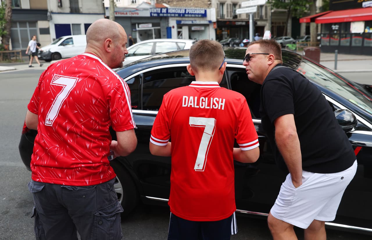 Los aficionados del Liverpool y Real Madrid comienzan a invadir las calles de París a unas horas de la Final de Champions League.