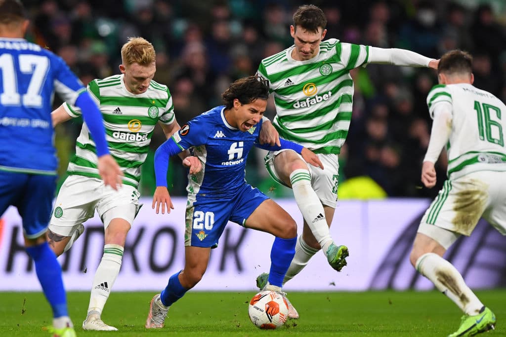 Celtic se impone 3-2 al Real Betis durante la última Jornada de la fase de Grupos en la UEFA Europa League. Welsh, Henderson y Turnbull le dieron la victoria al equipo escocés, mientras que Bain (autogol) y Borja Iglesias descontaron para los béticos. Diego Lainez jugó 63 minutos.
