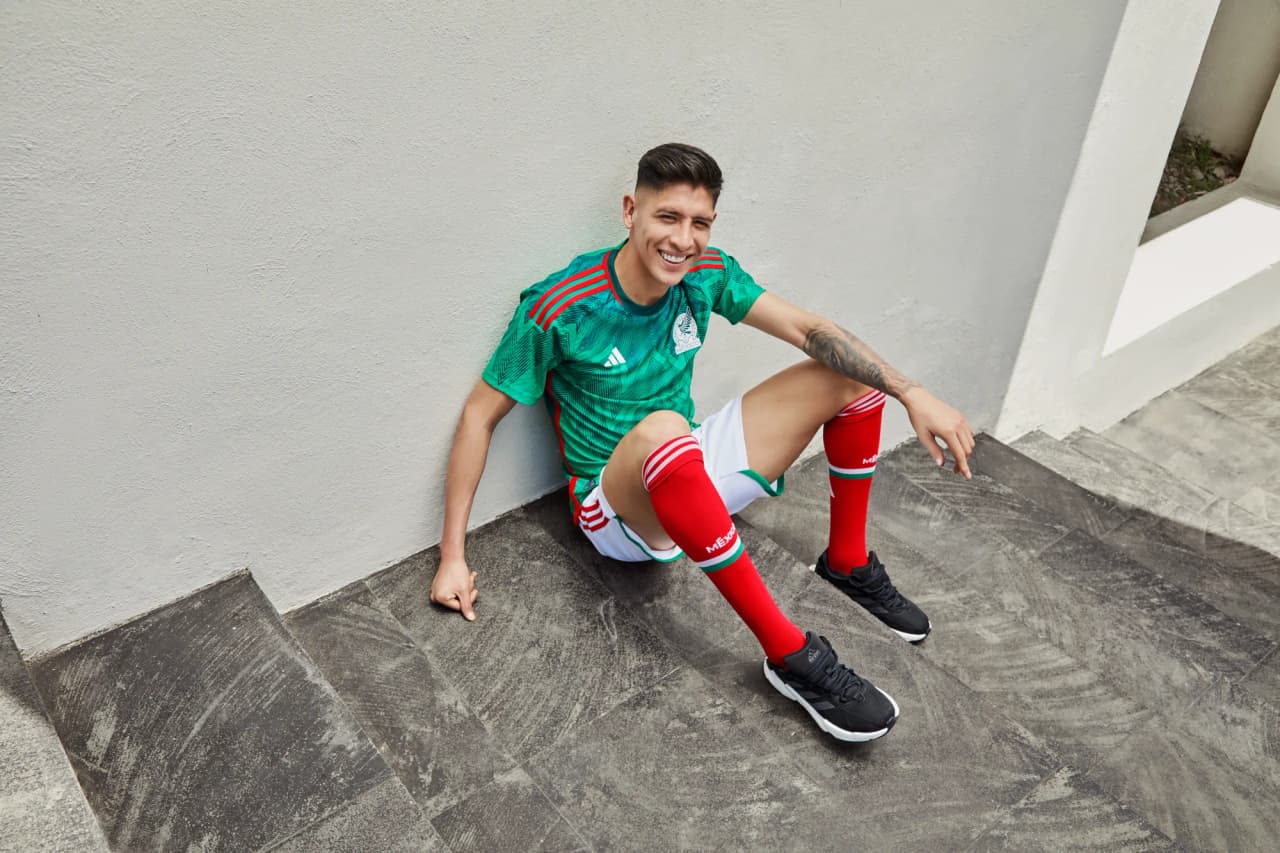 El jersey asemeja las plumas del quetzal y honra el pasado de México. Los vivos en rojo sobre los hombros y a lo largo de la costura en los costados añade carácter y la garra que caracteriza al Tri.