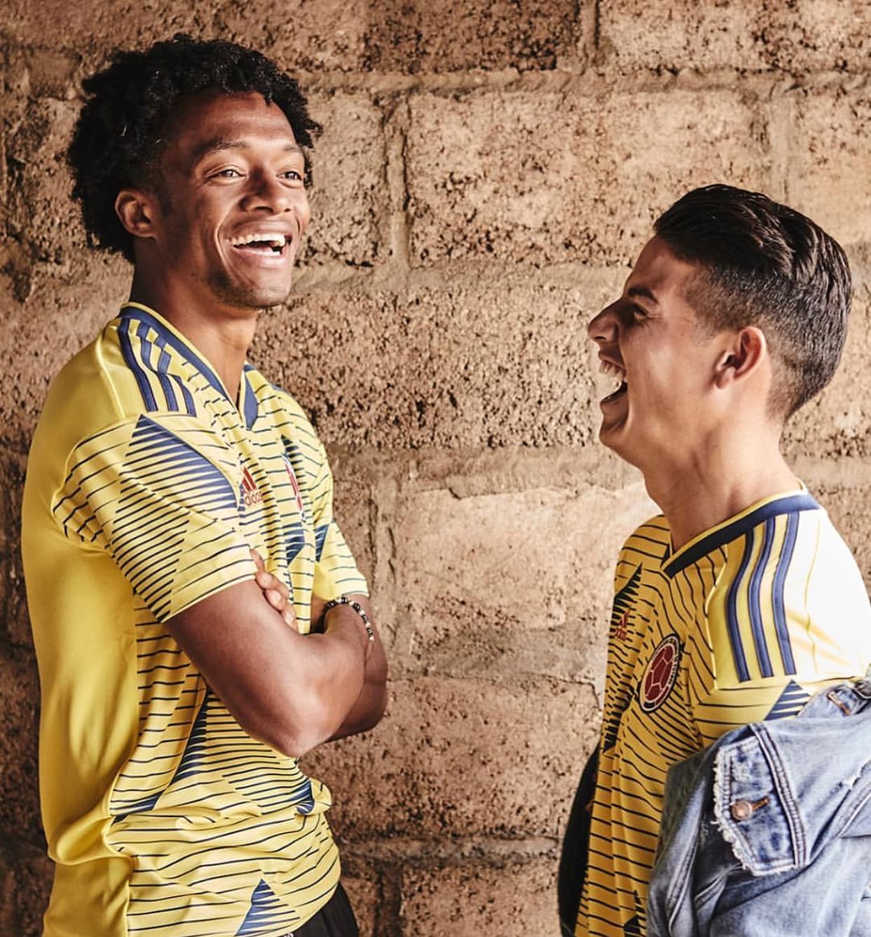 ¡Alegría! Este martes la marca alemana hizo oficial la nueva playera con la que Colombia enfrentará los próximos amistosos ante Japón y Corea del Sur, así como la Copa América 2019, con unas particulares fotografías con protagonismo de James Rodríguez, David Ospina, Juan Guillermo Cuadrado, Wilmar Barrios y Santiago Arias.