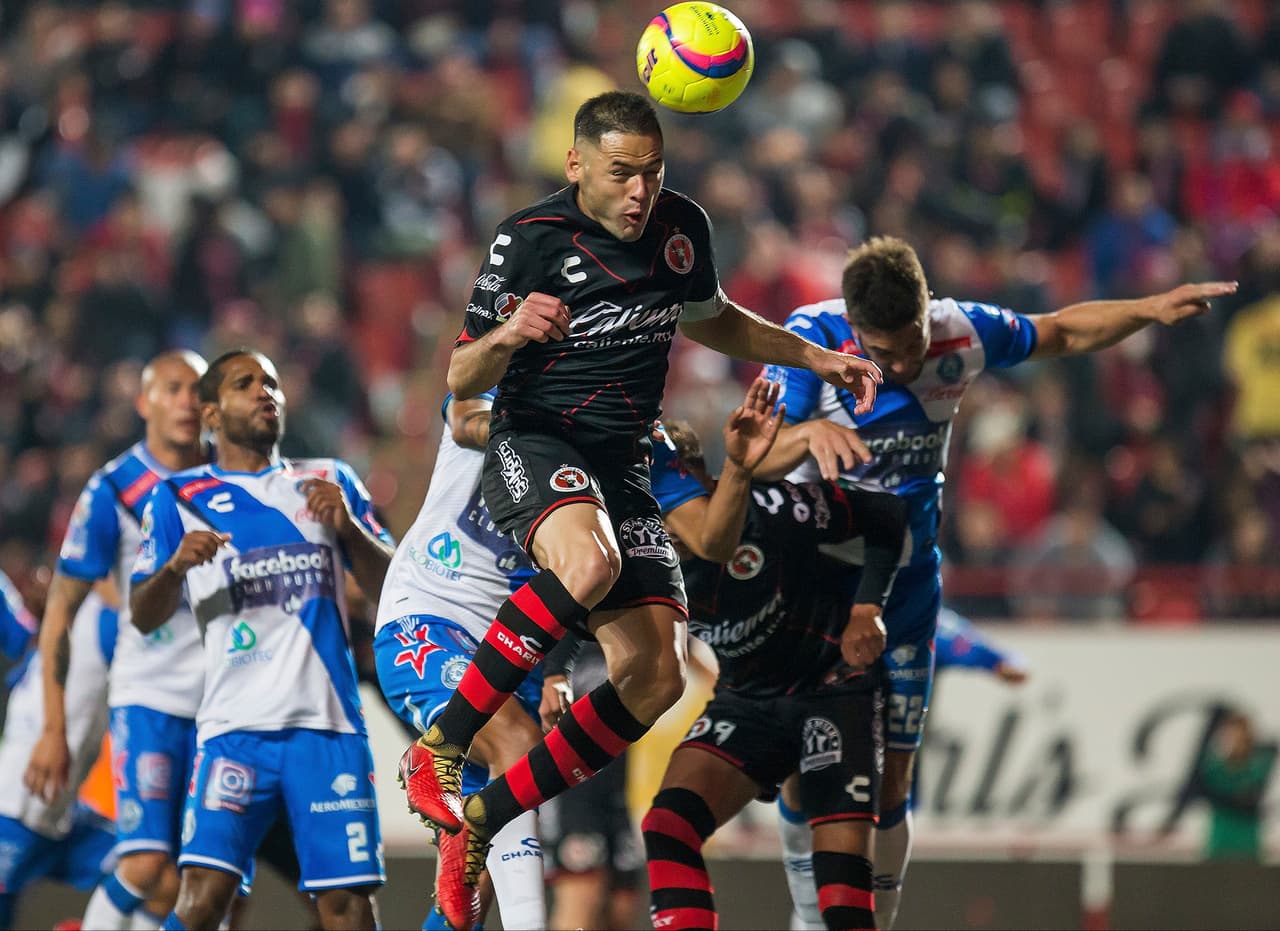 Buscando reforzar una zaga débil que tenía a Julián Velázquez y a Enzo Rocco, Peláez llevó a Pablo Aguilar desde Xolos.