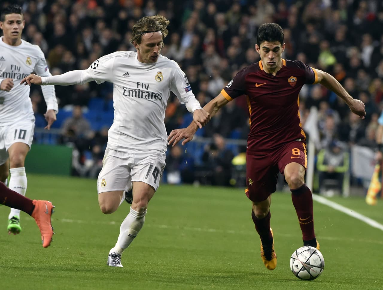 El encuentro fue abierto pese a la tendencia de aglomerar jugadores en medio campo de ambos equipos, y en parte, a la ida y vuelta que mostraron los 22 jugadores en el terreno de juego.