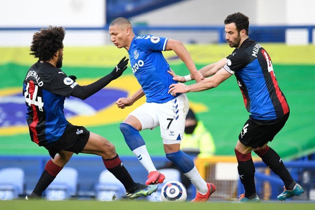 Everton empata 1-1 al Crystal Palace. Con un derechazo del colombiano James Rodríguez quien, con esta anotación, alcanza su gol número 100 en Europa, los 'Toffes' se ponían arriba, pero fue al minuto 86 que Michy Batshuayi se encargó de igualar el marcador en Goodison Park, durante la Jornada 30 de la Premier League.