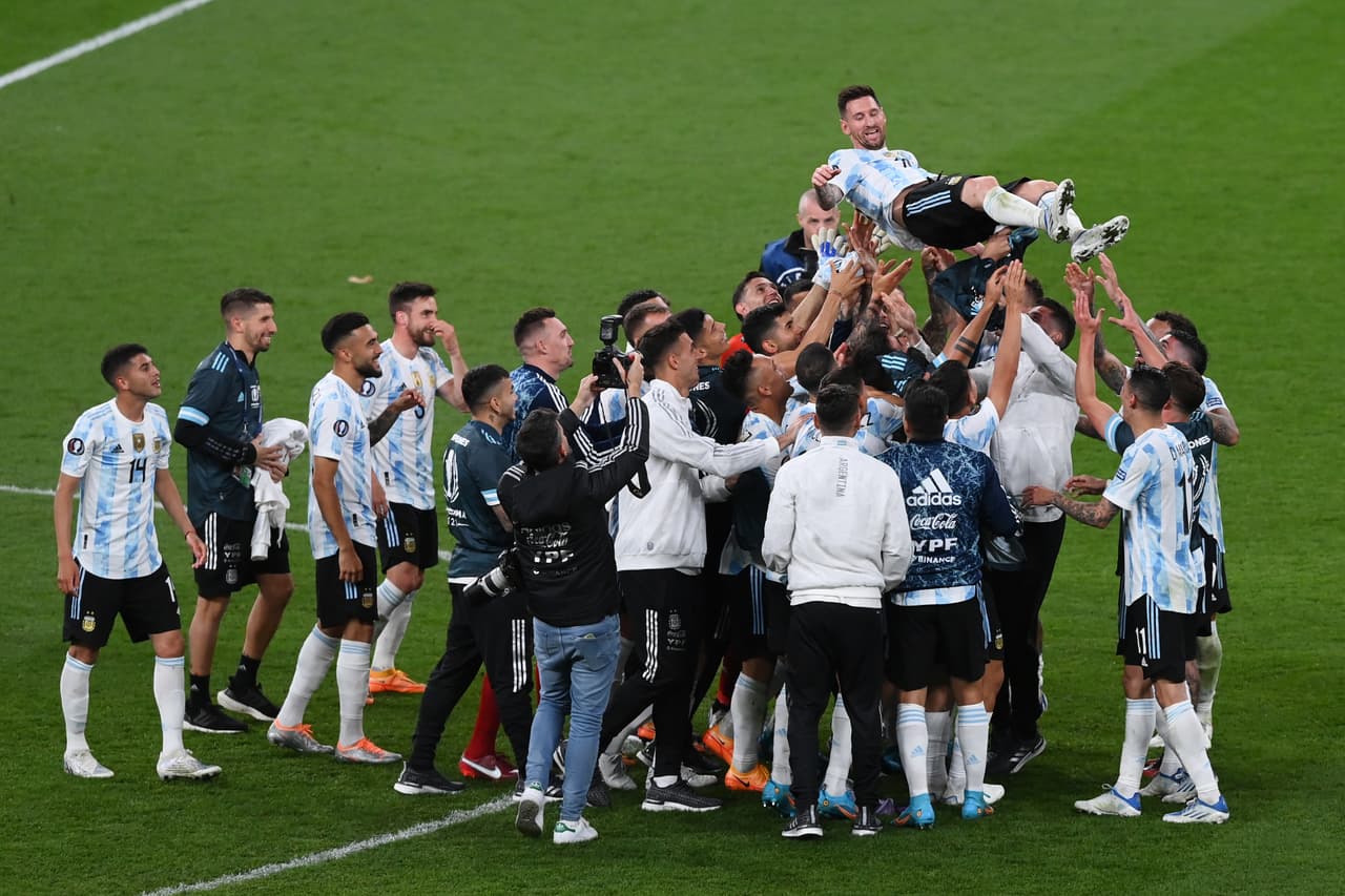 Así celebraron Argentina y Lionel Messi tras golear 0-3 a Italia para levantar la Finalissima en Wembley.
