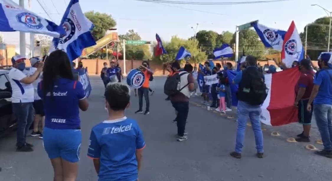 Cruz Azul llega a Torreón para disputar la final de ida del futbol mexicano y sus aficionados salen de sus casas para darles una cálida bienvenida.
