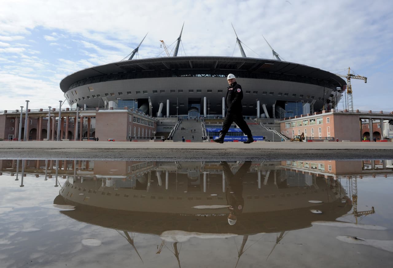 Para la obra trabajaron 2700 personas entre especialistas en la construcción de Rusia, Bielorrusia, Ucrania, Kazajístan, Uzbekistan, Moldovia, Austria, Suiza, Alemania, Inglaterra y Serbia.