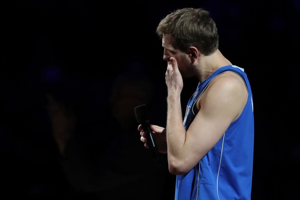 Un conmovido Nowitzki estaba siendo el foco de la atención tras la victoria por 120-109 sobre los Phoenix Suns. El momento fue el ideal para que pudiera dar un anuncio, temido pero inaplazable.