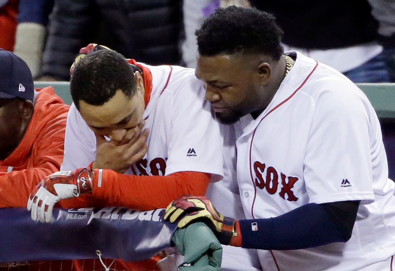 La preocupación de Mookie Betts, ante el consuelo de Ortiz, durante el octavo inning en el que Boston veía cómo perdían el juego y de paso la serie.