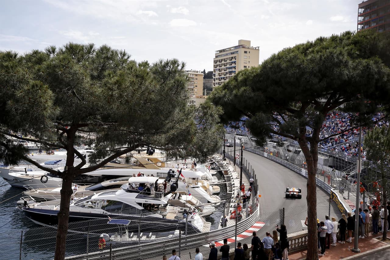 Termina el Gran Premio de Monaco de la Formula 1, Max Verstappen de Red Bull se llevó la primera posición, seguido del piloto español Carlos Sainz de Ferrari. La tercera posición estuvo muy peleada entre el mexicano Sergio Pérez y Lando Norris, sin embargo, el inglés representante de McLaren superó a Checo.