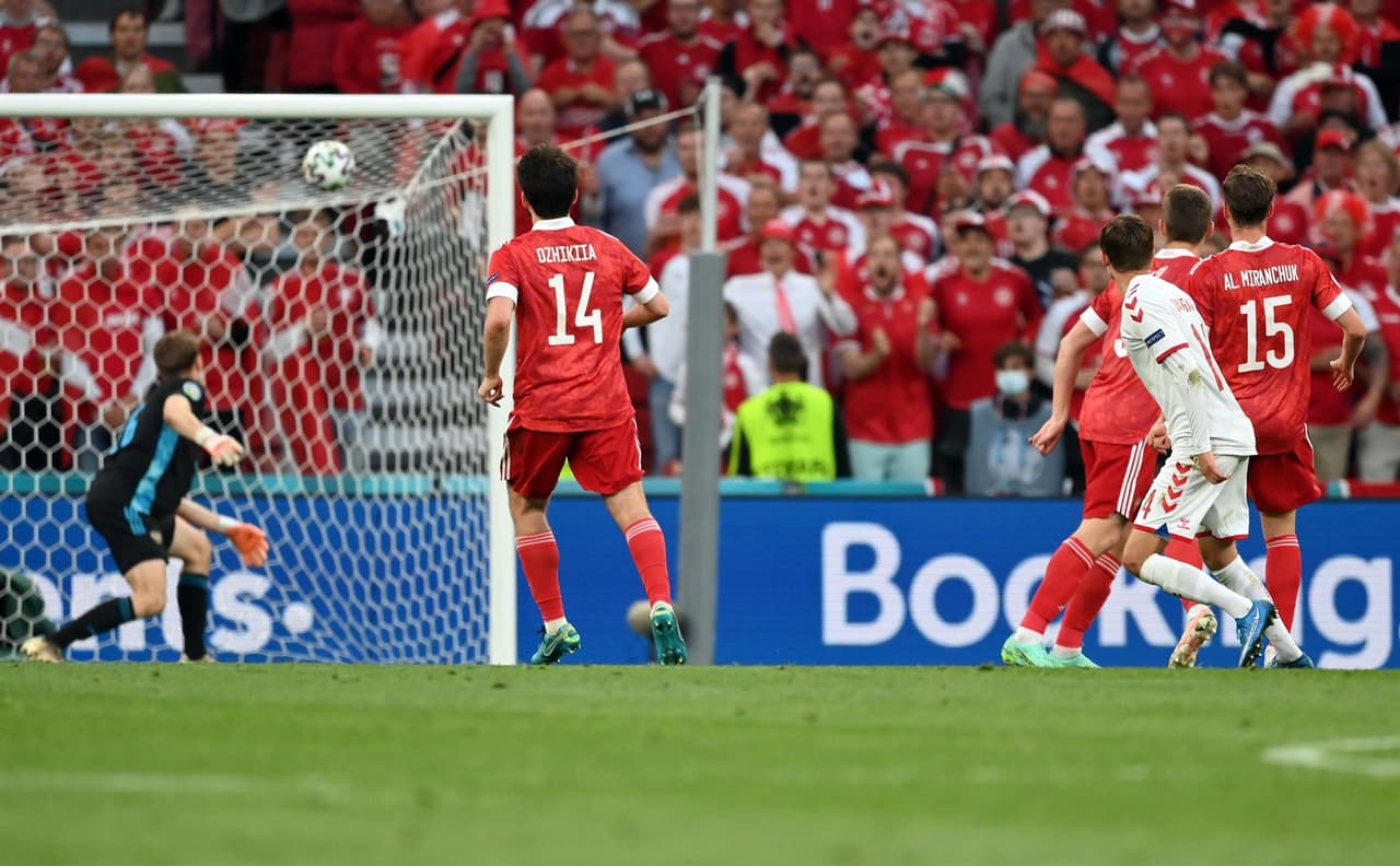 Dinamarca se la juega y golea a Rusia 4-1 durante la tercera jornada en la Euro 2020. Damsgaard (38'), Poulsen (59'), Christensen (79') y Joakim Maele (82') le dieron la victoria al equipo danés y el pase a Octavos de Final de la justa deportiva. El único gol por parte de los rusos fue de Artem Dzyuba de penal (70').