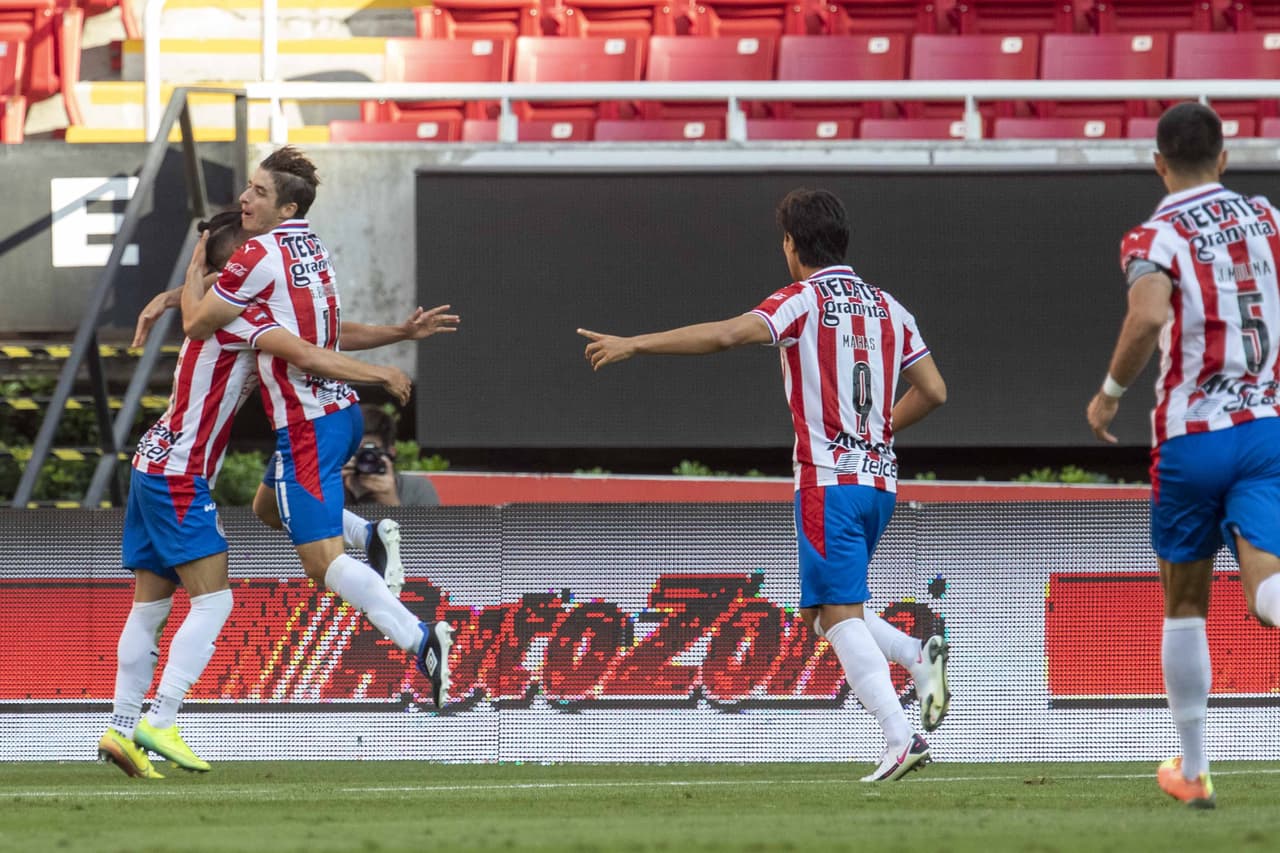 Recibió una diagonal en el área y, tras despachar a un defensor, acarició el esférico para mandarlo al fondo.
