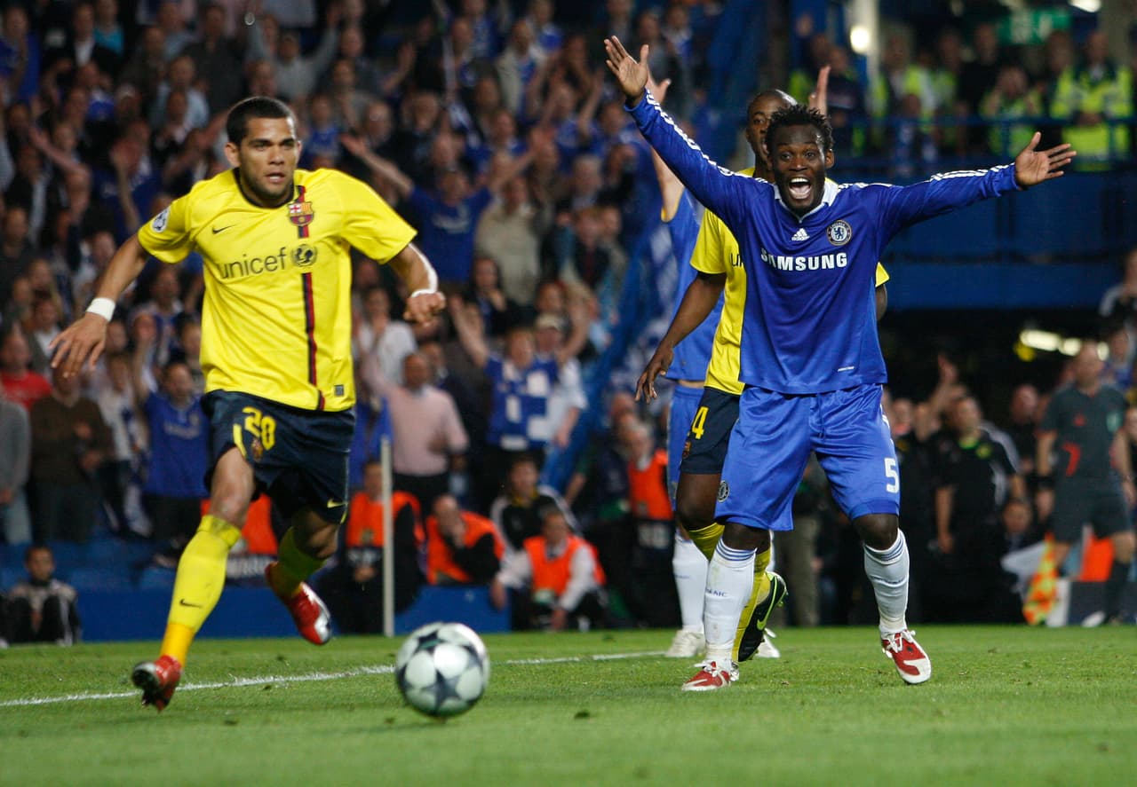 La fiesta comenzó al minuto 23, cuando Dani Alves derribó a Malouda dentro del área pero el central lo vio afuera y sólo marcó falta.