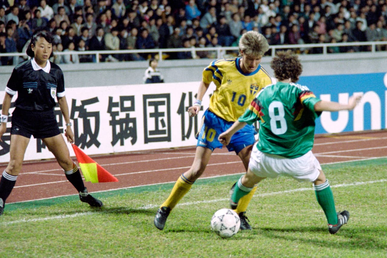 Aunque en algún momento se sugirió una vestimenta con shorts más ajustados al cuerpo y playeras sin mangas para el fútbol femenino, esto nunca se aplicó por considerarse sexista.