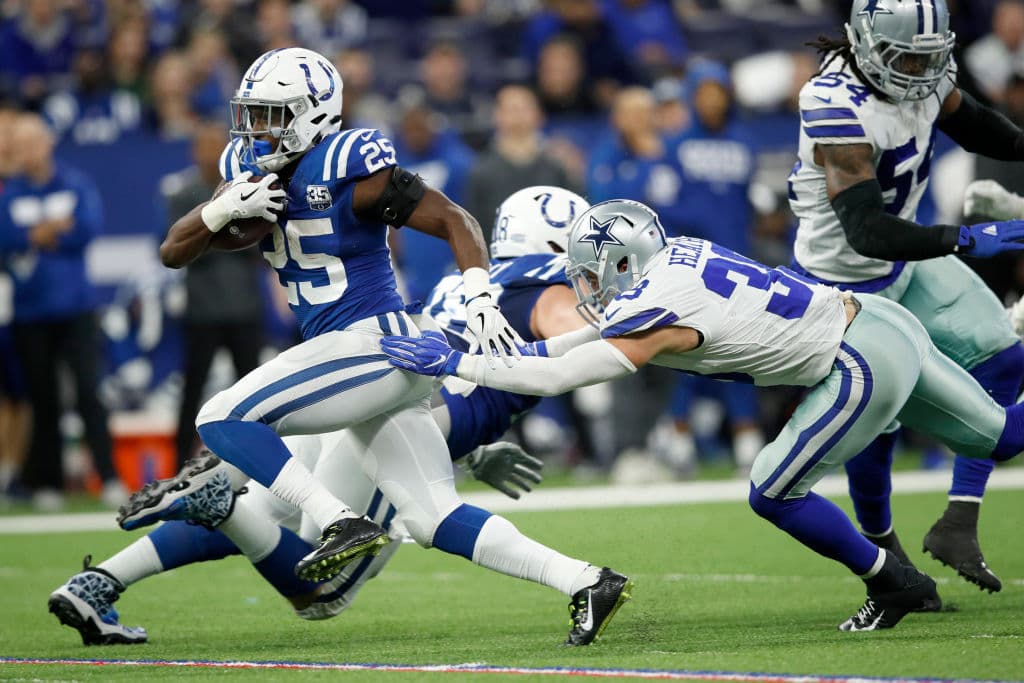Y de nuevo, en el duelo de corredores que dominó el acarreador de Indianapolis, Mack llevó el ovoide 6 yardas para otro touchdown, que amplío la ventaja 17-0 en el tercer periodo.