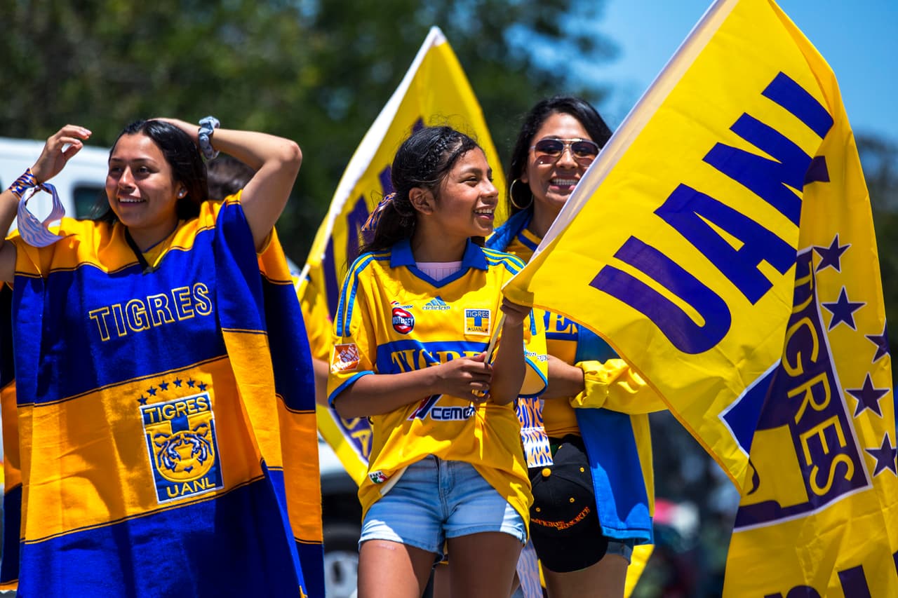 Así se vivió el color previo al partido de Campeón de Campeones de la Liga MX entre los Tigres de la UANL y las Águilas del América en Dignity Healt Sports Park, en Carson, California. Los dos más recientes monarcas del balompié mexicano se veían cara a cara para dirimir un trofeo que sus aficionados querían en las vitrinas de su club.