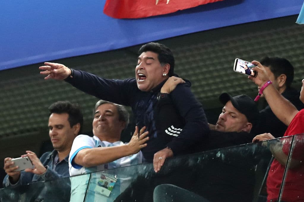 Diego Maradona es una leyenda del fútbol que está marcado por los excesos y escándalos de su vida tanto dentro como fuera de las canchas.