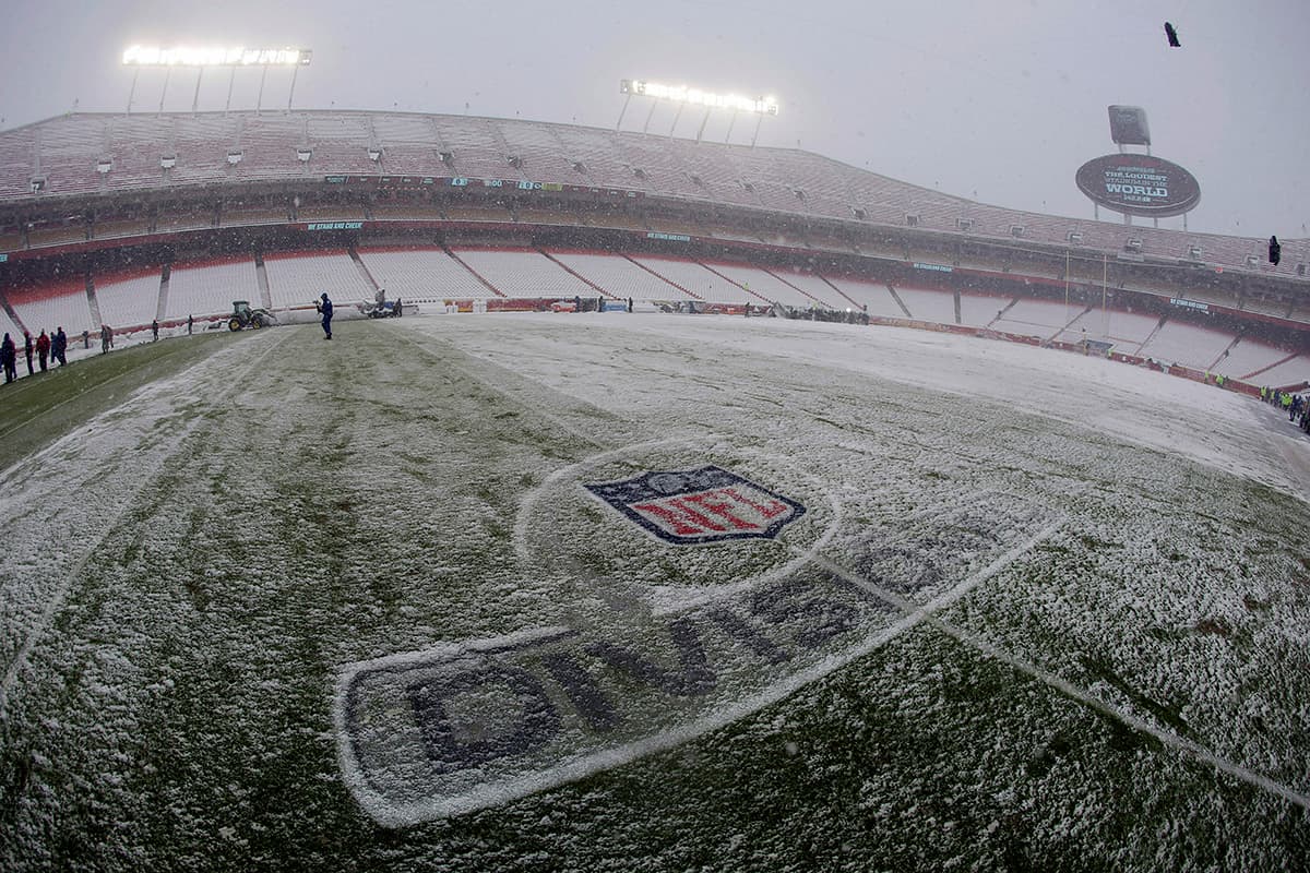 Después de ser descubierta la cancha siguió cayendo nieve.