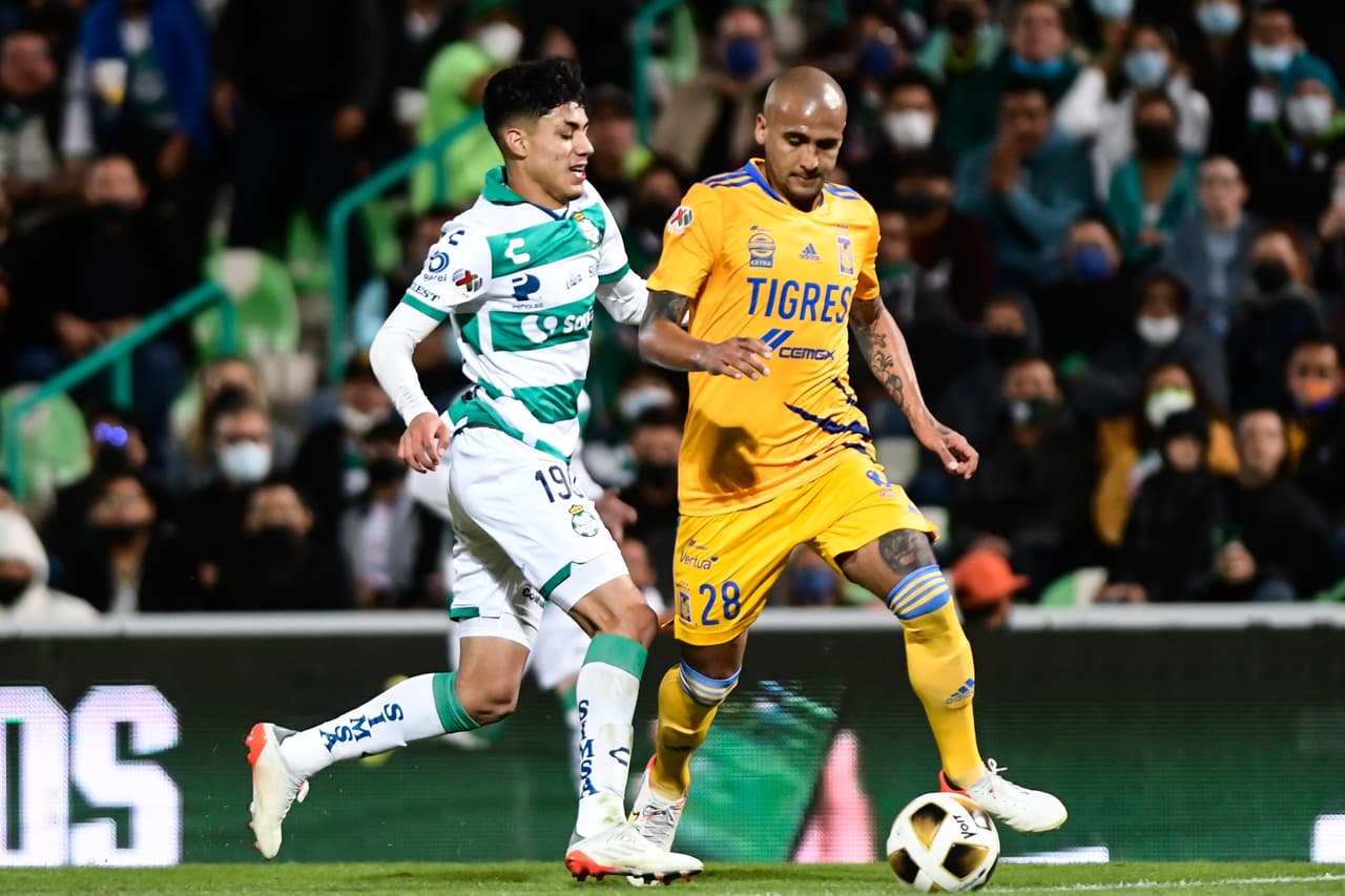 Diego Valdés y el 'Mudo' Aguirre son los hombres de la noche y le dan la victoria 2-1 a Santos sobre Tigres.