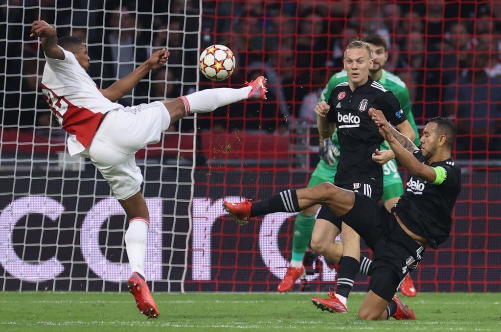 Ajax se impone 2-0 ante el Besiktas en Amsterdam, durante la fase de Grupos de la UEFA Champions League. Las anotaciones corrieron a cargo de Steven Berguis (17') y Sébastien Haller (43'). Edson Álvarez disputó los 90 minutos del encuentro.