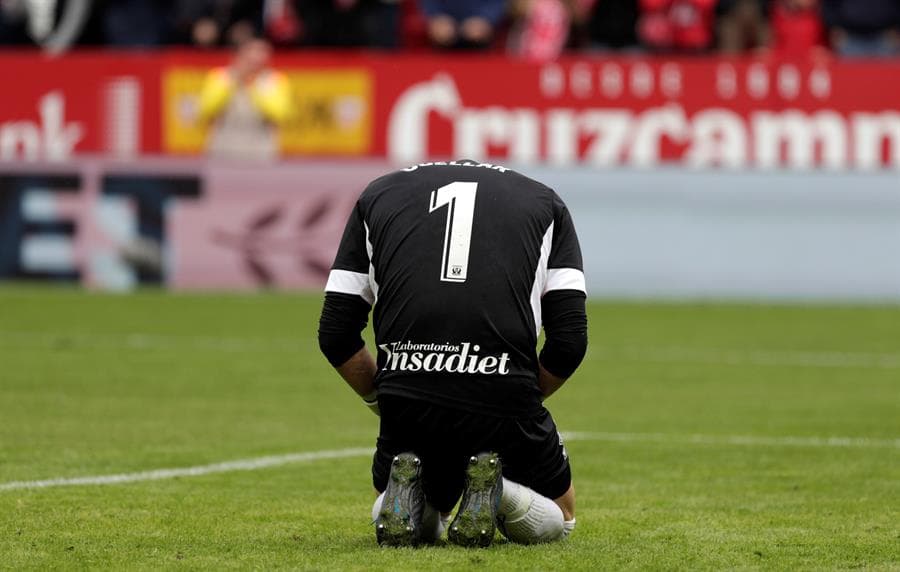 El guardameta del Leganés Iván 'Pichu' Cuellar se hinca lamentándose tras el primer gol del partido, marcado por el brasileño del Sevilla Diego Carlos.