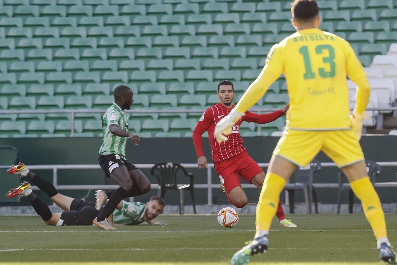 Tras la reanudación del partido este domingo, desde el minuto 39’, el Betis abrió el marcador con un gol de Sergio Canales en el minuto 73, y así los verdiblancos consiguieron su pase a la siguiente ronda. El mexicano Jesús ‘Tecatito’ Corona vio su debut al minuto 67’.